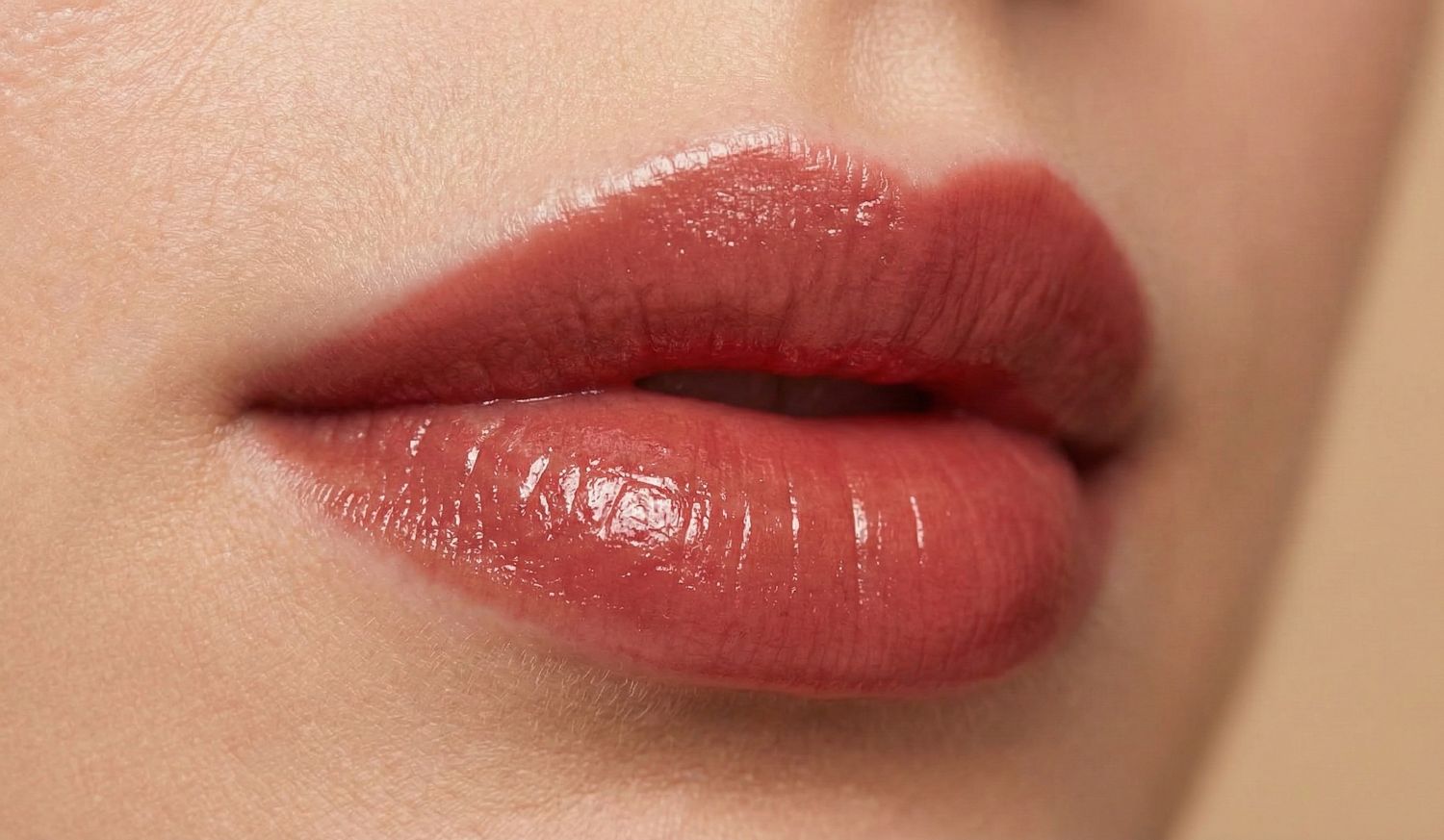 Die luxuriöse Vollendung für Dein Lippen Make up - LIPGLOSS SOFT RED DREAMING